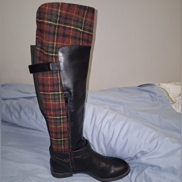 Bella Vita knee high faux wool and leather boots in a size 7m. With a 1/2" heel - Picture 6 of 10